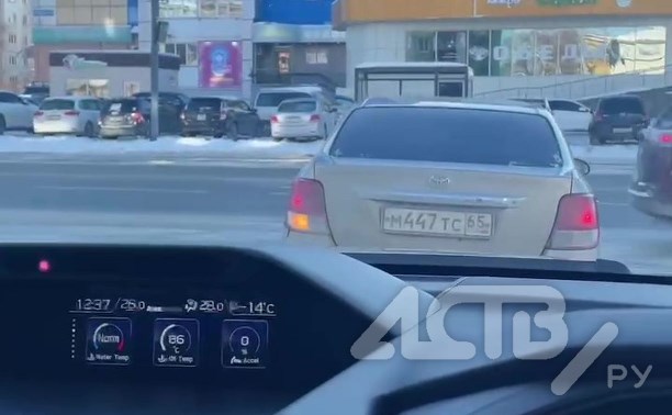 Автомобилист в Южно-Сахалинске "заблокировал" выезд со двора, решив сэкономить время