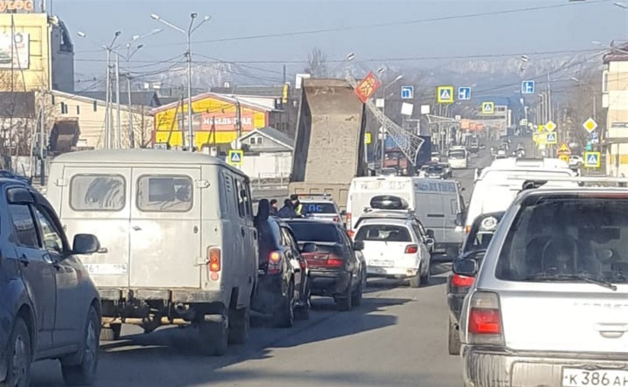 Большегруз погнул несколько опор освещения в Южно-Сахалинске