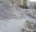 Расчищая дороги Южно-Сахалинска, техника заблокировала тротуары