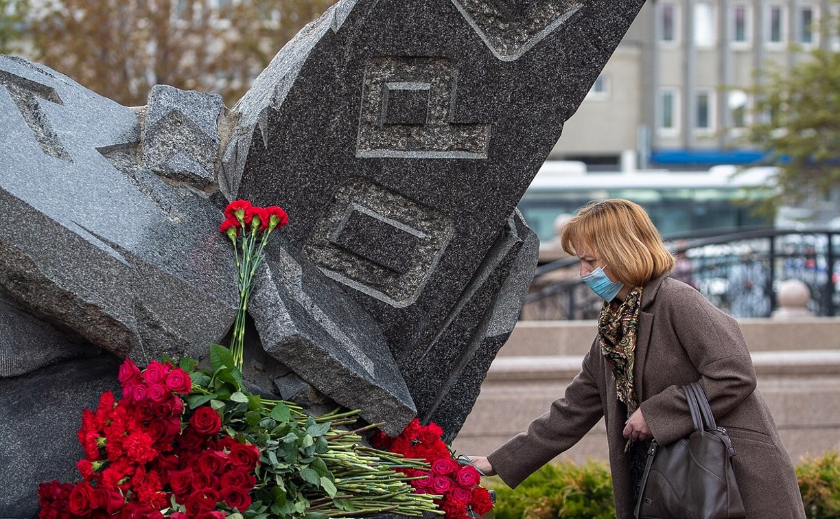 Память жертв нефтегорского землетрясения почтили в Южно-Сахалинске