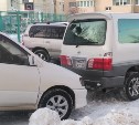"Управляйка" во дворе Южно-Сахалинска организовала стихийную парковку, раскатав снег по газону