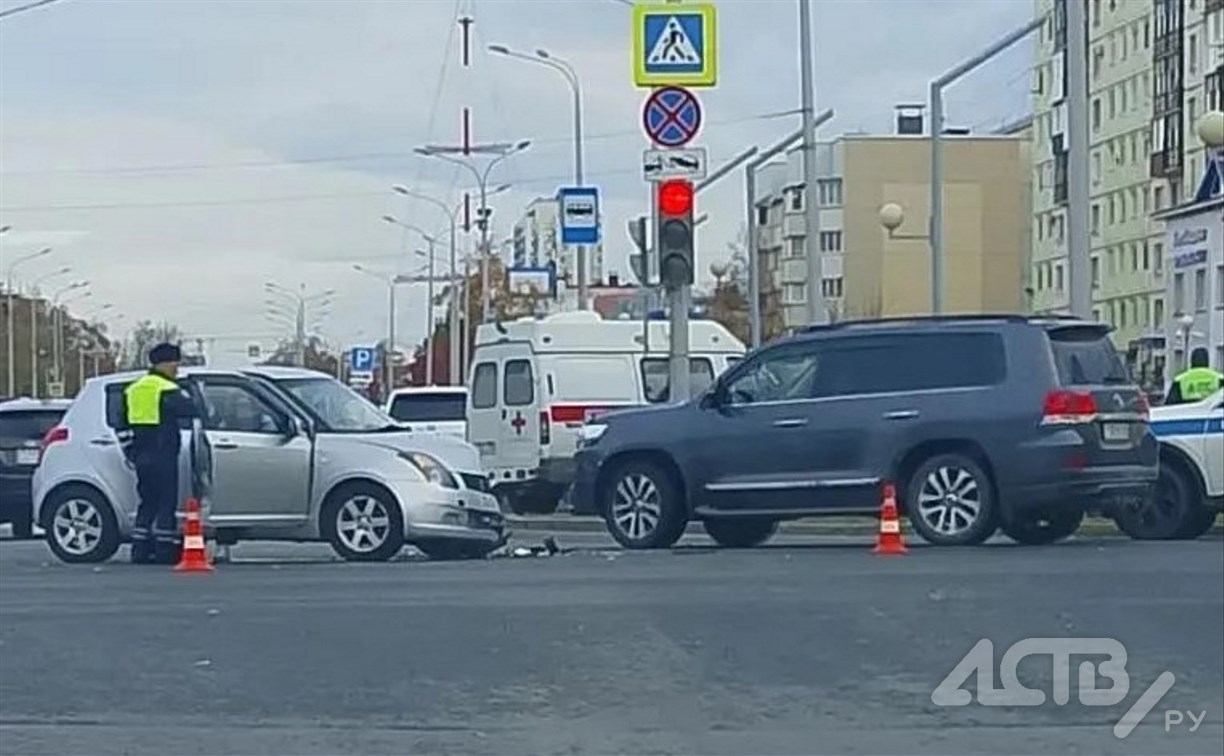 "Филдер" вылетел с дороги в результате жесткого ДТП в Южно-Сахалинске 