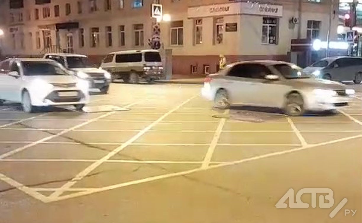 Южносахалинка пожаловалась на металлические листы, устраивающие "бомбёжку" на перекрёстке
