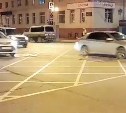 Южносахалинка пожаловалась на металлические листы, устраивающие "бомбёжку" на перекрёстке