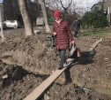 Строители уже полгода топят жителей Лугового в грязи