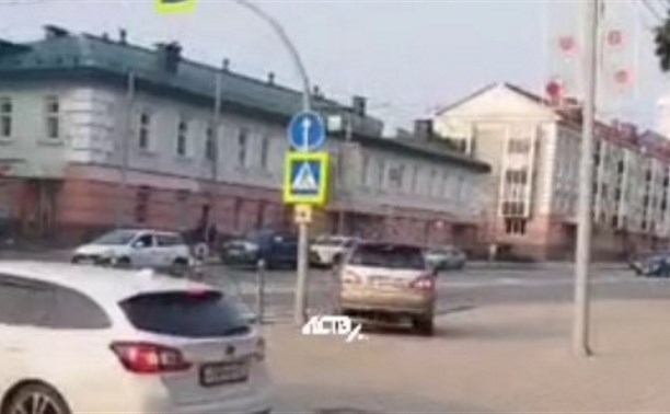В Южно-Сахалинске женщина припарковала машину на тротуаре и выехала по пешеходному переходу