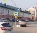 В Южно-Сахалинске женщина припарковала машину на тротуаре и выехала по пешеходному переходу