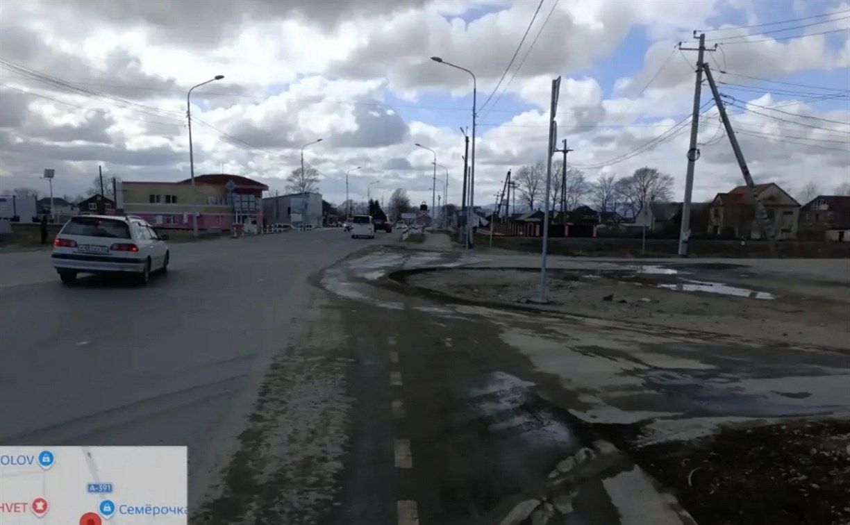  На подъездной дороге к аэропорту Южно-Сахалинска усилили работы по очистке полотна от грязи