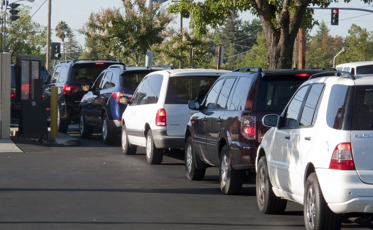 Почти половина водителей на Сахалине принципиально не пускает в ряд тех, кто объезжает пробки