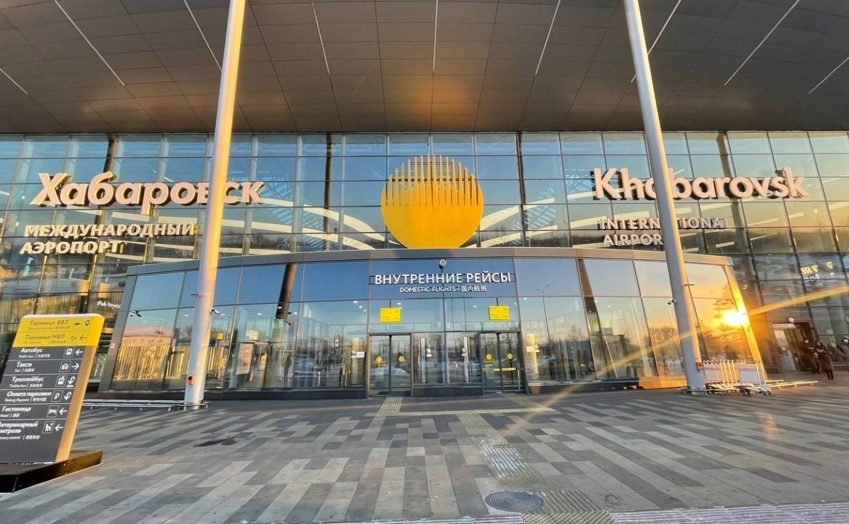 Еда для рейса и повреждённый борт: погрузка продуктов на самолёт Хабаровск-Южно-Сахалинск привела к разбирательству