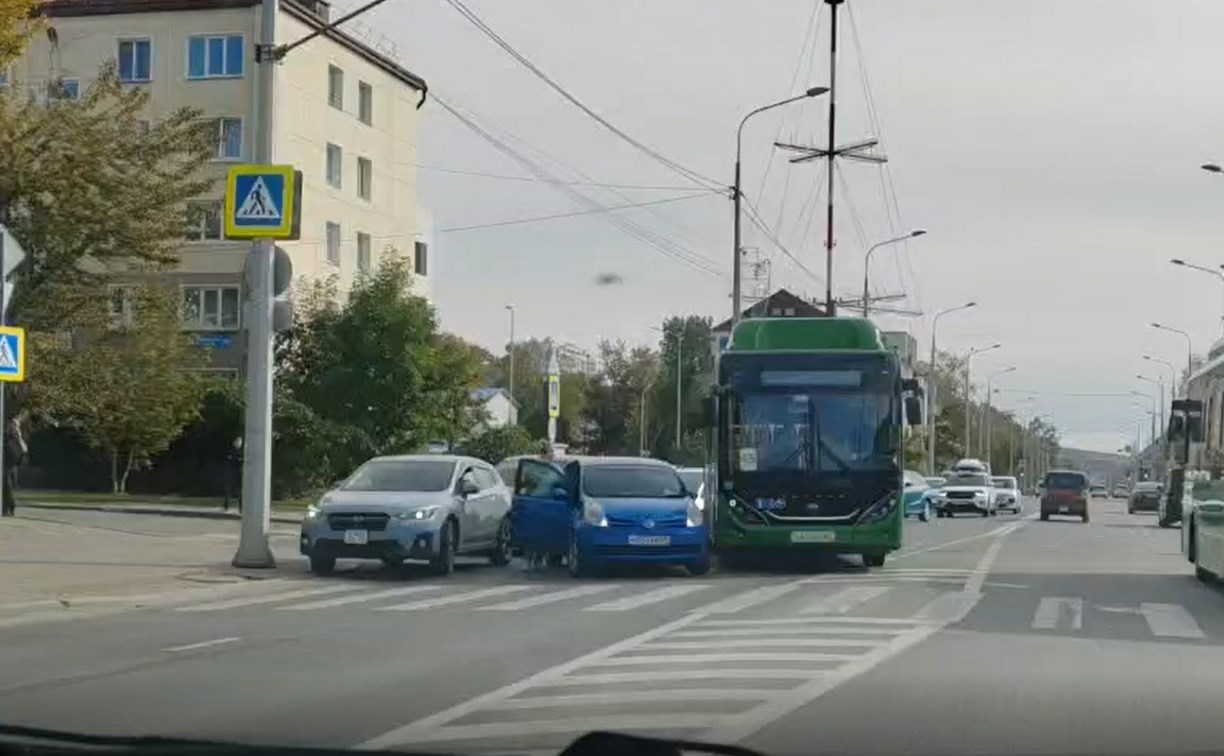 ДТП с рейсовым автобусом заблокировало полосу движения на ул. Комсомольской в Южно-Сахалинске 
