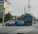 ДТП с рейсовым автобусом заблокировало полосу движения на ул. Комсомольской в Южно-Сахалинске 