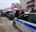 Брошенные на дорогах авто начали эвакуировать в Южно-Сахалинске