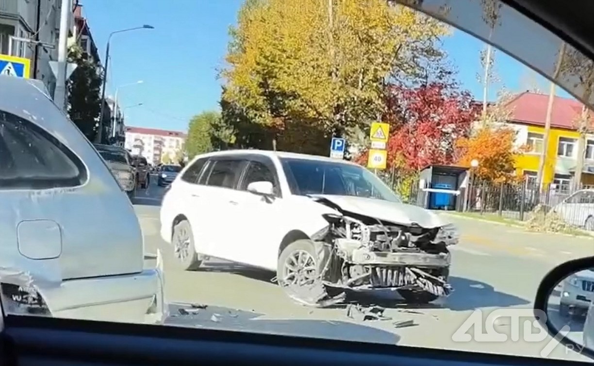 Два универсала жестко схлестнулись на пр. Победы в Южно-Сахалинске 