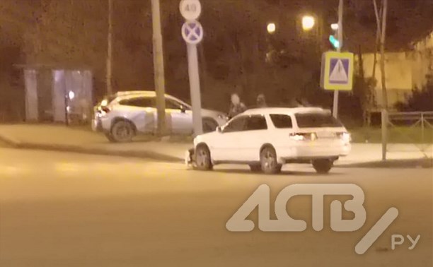 Было громко: на перекрестке в Южно-Сахалинске автомобиль после столкновения вылетел на бордюр 