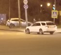 Было громко: на перекрестке в Южно-Сахалинске автомобиль после столкновения вылетел на бордюр 