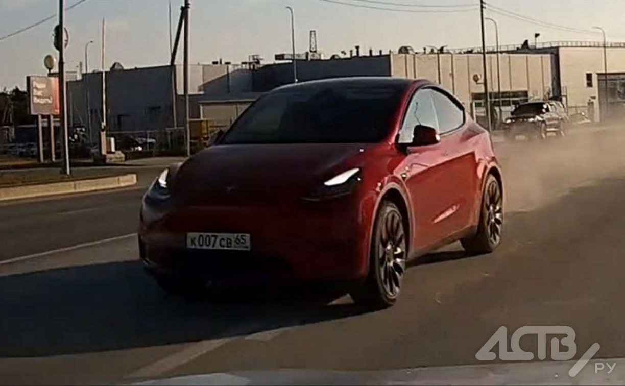 В Южно-Сахалинске гонщик на Tesla промчался по встречной полосе, едва не устроив ДТП В Южно-Сахалинске гонщик на Tesla промчался по встречной полосе, едва не устроив ДТП