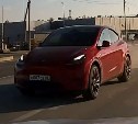 В Южно-Сахалинске гонщик на Tesla промчался по встречной полосе, едва не устроив ДТП