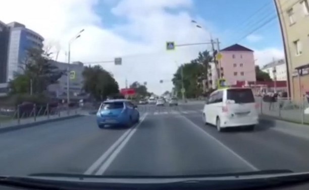 Лихач в Южно-Сахалинске пролетел перекрёсток по встречной полосе