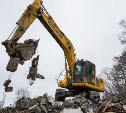В Корсакове старый многоквартирный дом снесли вместе с постройкой