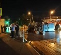 Грузовик опрокинулся после столкновения с Honda в Южно-Сахалинске