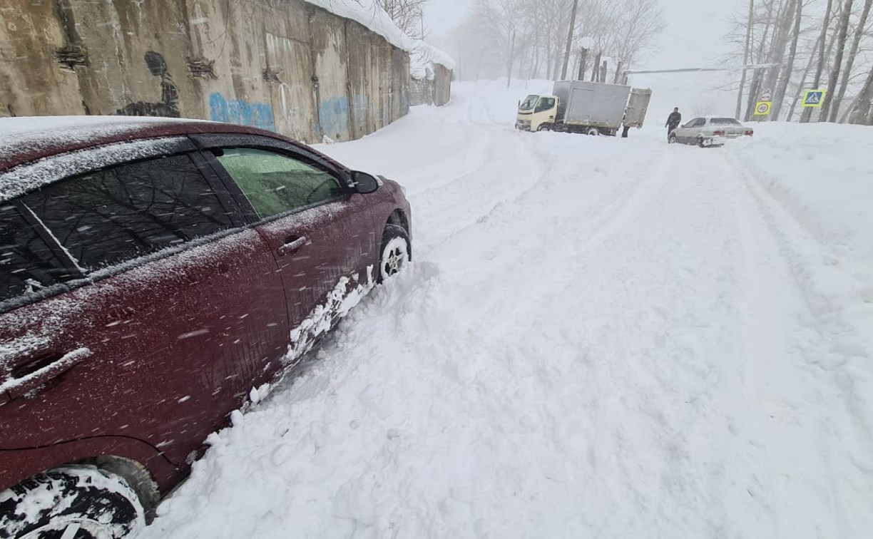 Машина с хлебом не смогла доехать до магазина в Синегорске из-за снежных завалов