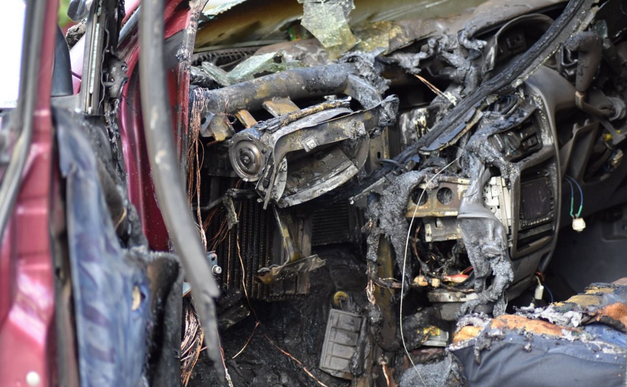 В Ногликах сгорел автомобиль у магазина