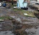 В центре Холмска разворотили двор, благоустраивая другой