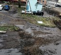 В центре Холмска разворотили двор, благоустраивая другой