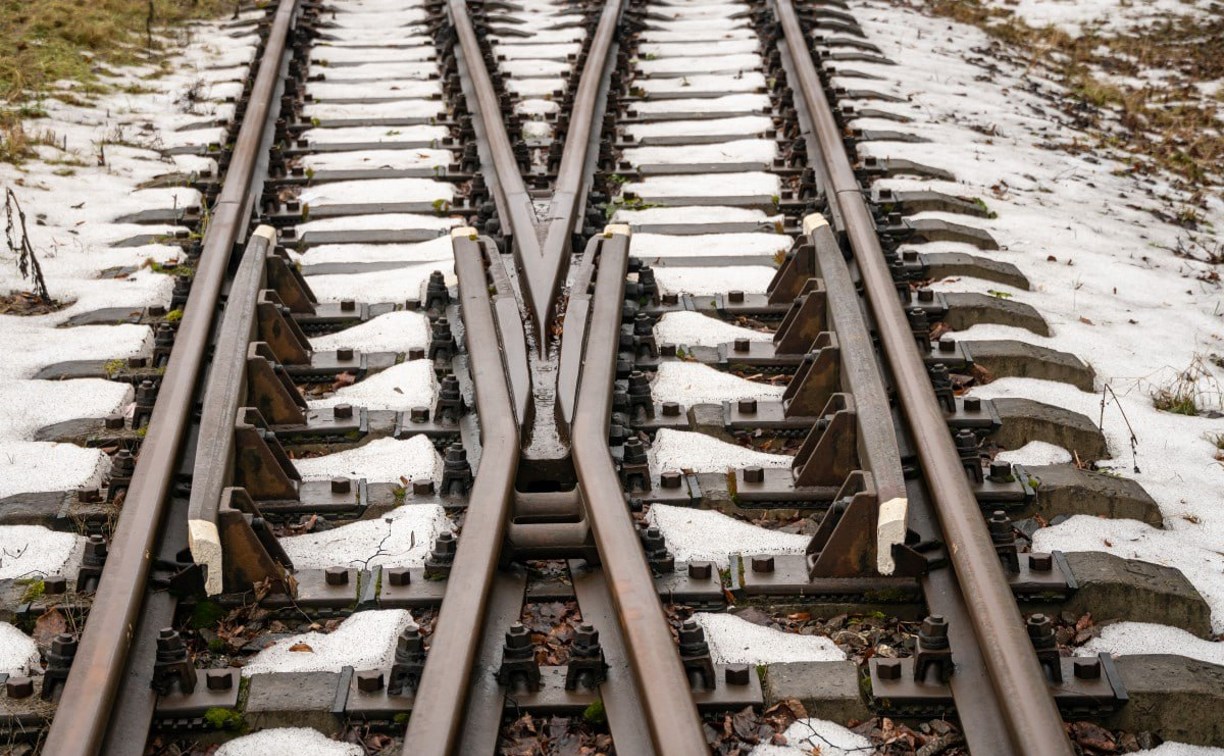 Локомотив поезда сошёл с рельсов на Сахалине - в сцепке находились 30 вагонов