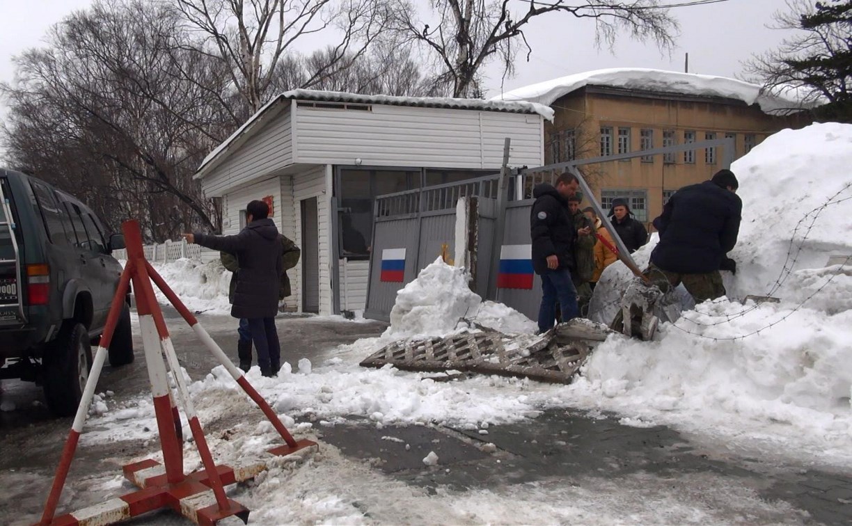 Toyota Hilux Surf врезался в забор военного госпиталя в Южно-Сахалинске