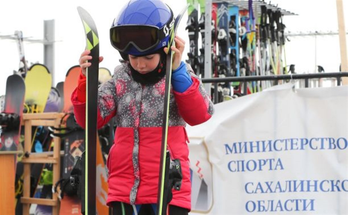 Сотни сахалинских школьников бесплатно научили кататься на горных лыжах