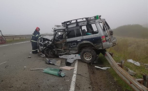 На сахалинской трассе "в хлам" разлетелись два авто, сообщают о пострадавших и погибшем