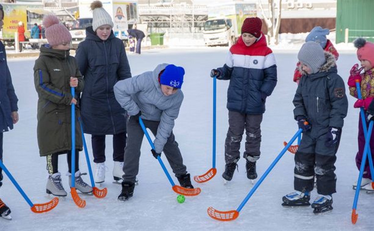 На новой ледовой площадке Южно-Сахалинска устроили хоккейный мастер-класс 