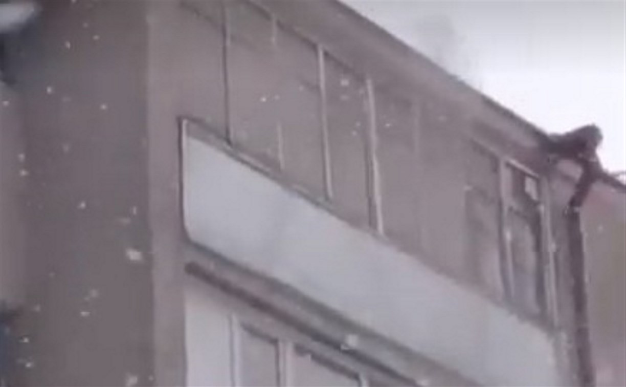 В Аниве при пожаре в многоэтажном доме пострадал человек