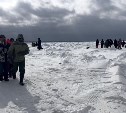 Трещина расползлась на 50 метров: унесённых на льдине сахалинских рыбаков эвакуирует вертолёт
