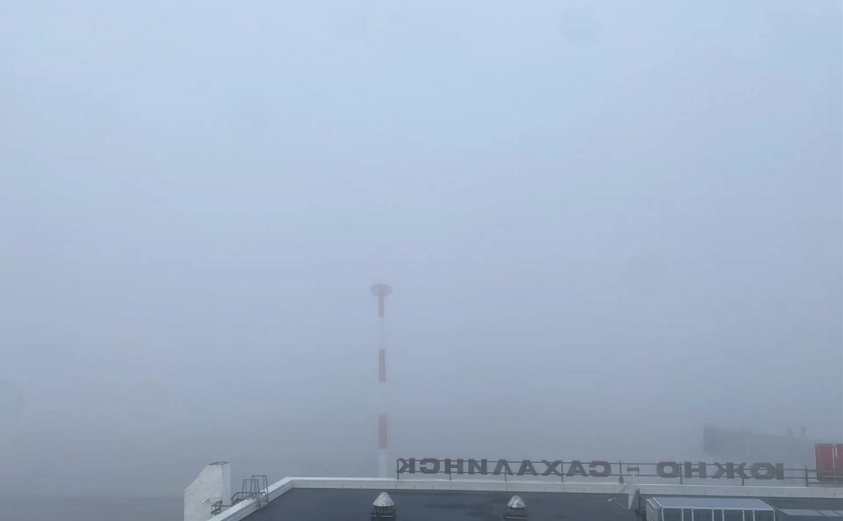 Обстановку в туманном аэропорту в Южно-Сахалинске показали на фото