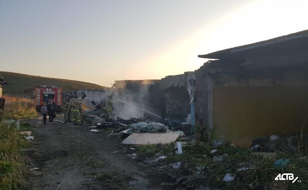 В Холмске снова загорелся бесхозный ГСК