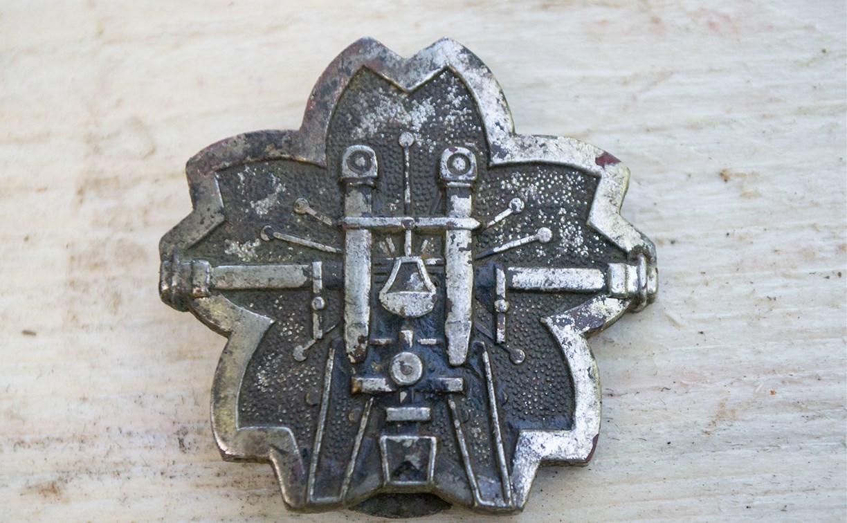 Японские смертные медальоны и знак артиллериста нашли сахалинские поисковики