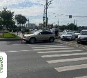 В Южно-Сахалинске автомобиль сбил подростка, пересекавшего дорогу на электросамокате
