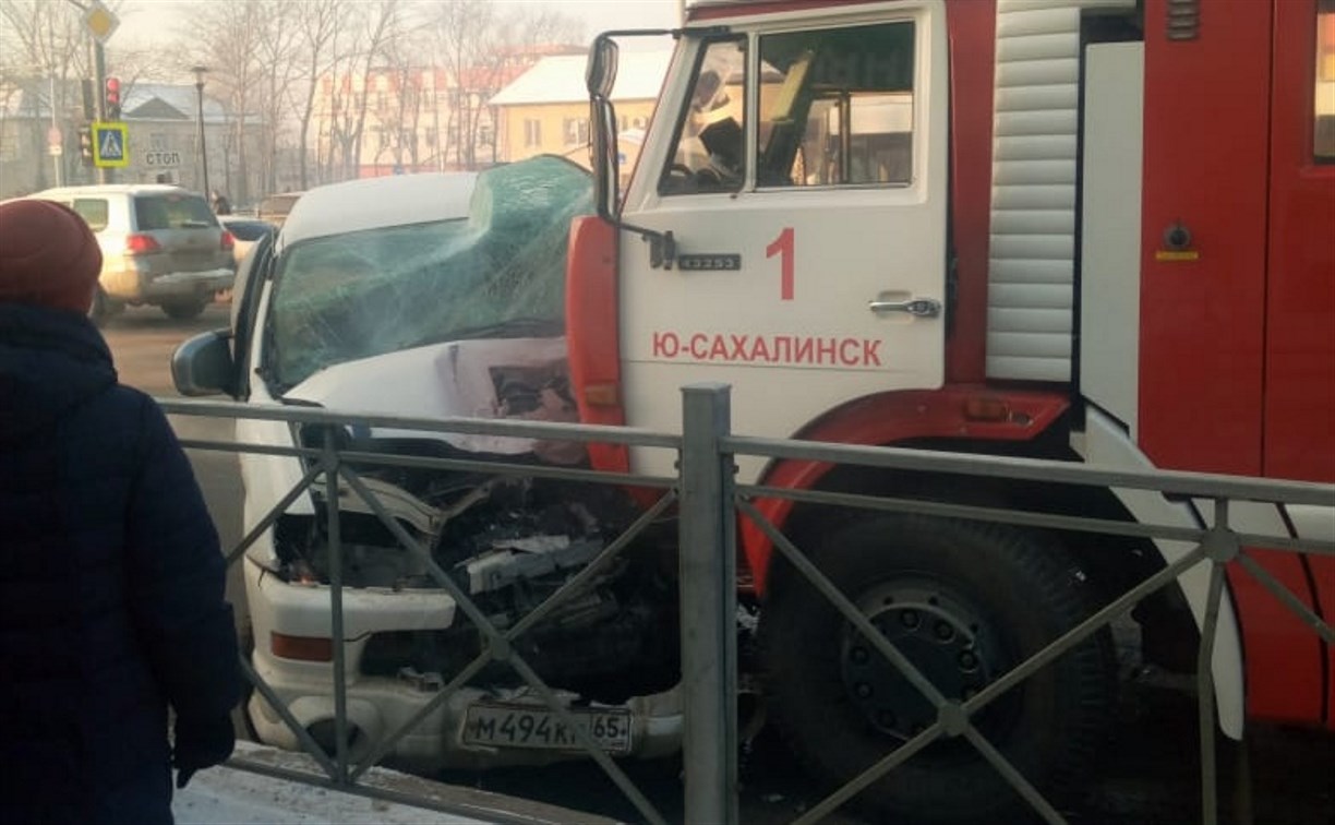 Пожарная машина и микроавтобус столкнулись в Южно-Сахалинске