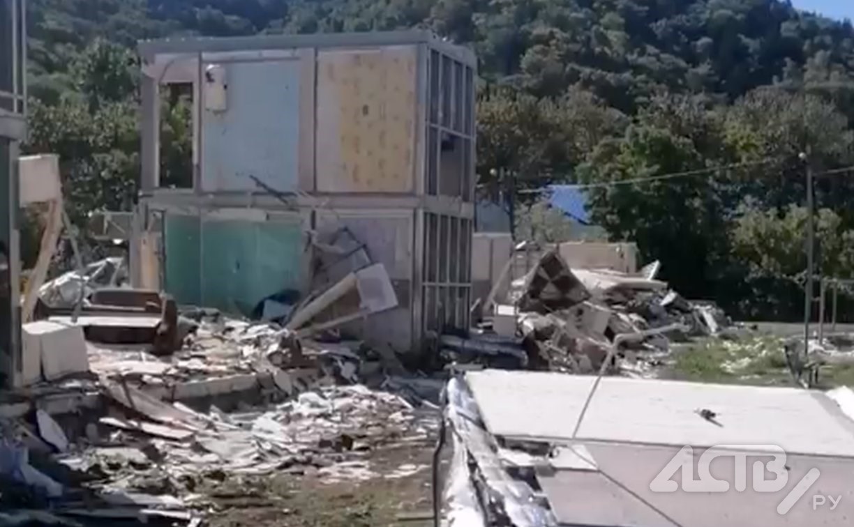 "Эта вся погань летает повсеместно": житель Невельска обратил внимание на заброшенные руины снесённого дома