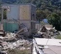 "Эта вся погань летает повсеместно": житель Невельска обратил внимание на заброшенные руины снесённого дома