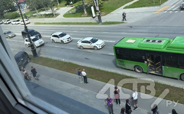 Дама с собачкой на внедорожнике выезжала со двора и влетела в пассажирский автобус в Южно-Сахалинске
