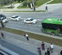 Дама с собачкой на внедорожнике выезжала со двора и влетела в пассажирский автобус в Южно-Сахалинске 