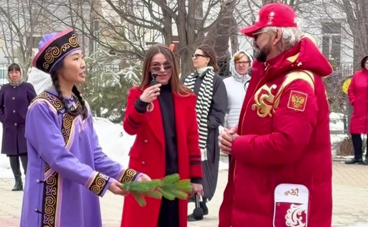 Нивхи с веточками станцевали Филиппу Киркорову в Южно-Сахалинске