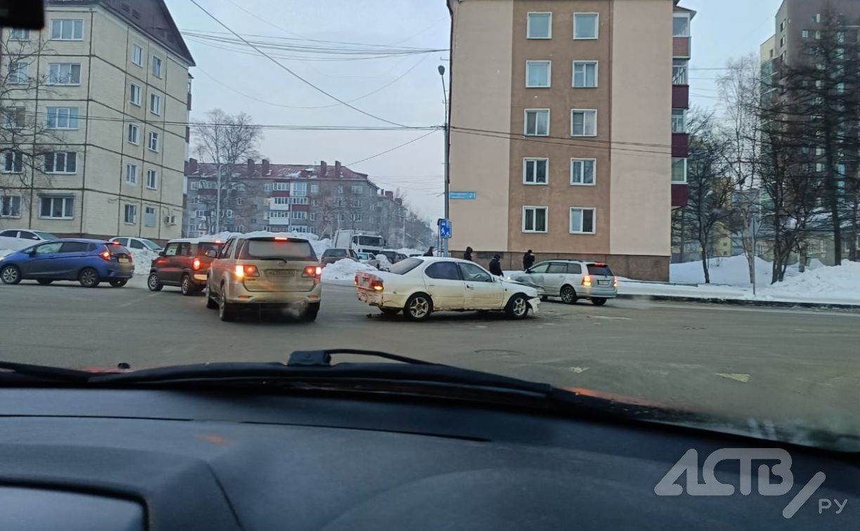 Два автомобиля "поцеловались" на перекрёстке в Южно-Сахалинске 14 февраля