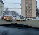 Два автомобиля "поцеловались" на перекрёстке в Южно-Сахалинске 14 февраля
