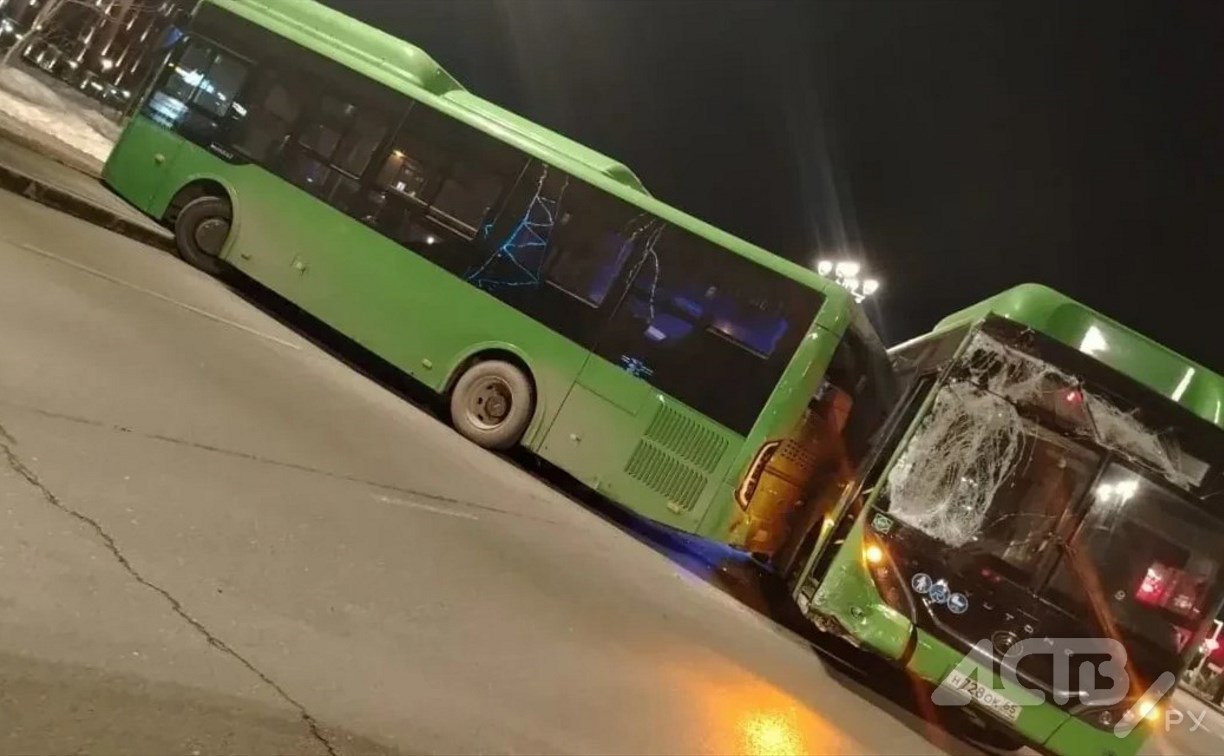 Два пассажирских автобуса врезались в Южно-Сахалинске