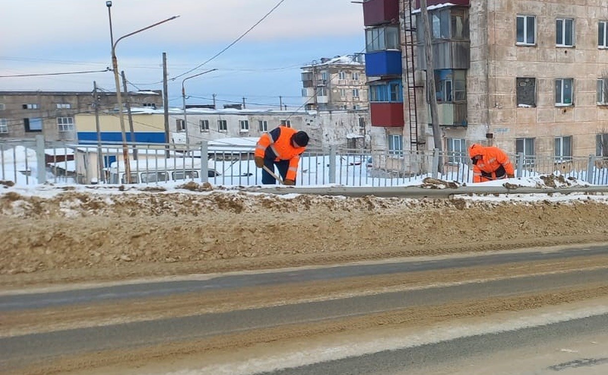 "Местами недорабатывают": мэр Холмска после осмотра улиц остался недоволен коммунальщиками